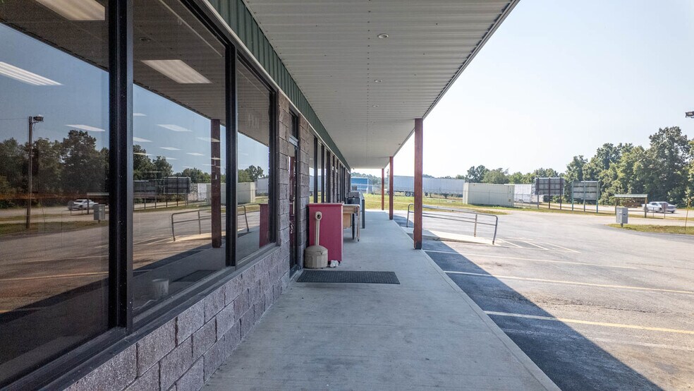 More Photos Of 746 US-63 Hwy, Mammoth Spring General Retail For Sale