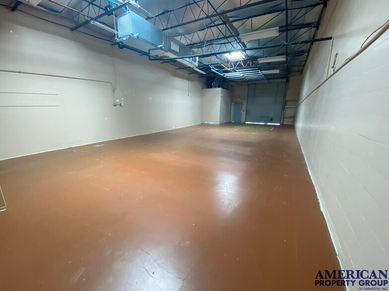 More Photos Of 6111-6121 Clark Center Ave, Sarasota Showroom For Lease