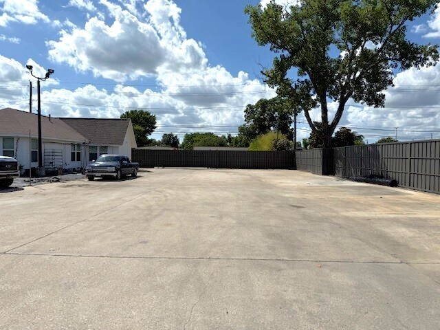 More Photos Of 2618 Bomar Ave, Dallas Land For Lease