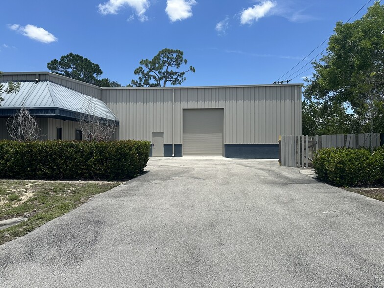 More Photos Of 6410 Arc Way, Fort Myers Service For Lease