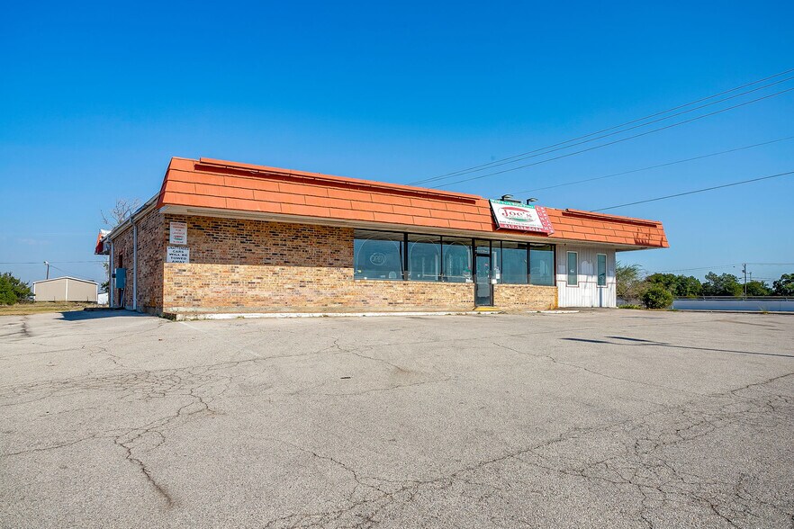 More Photos Of 8901 Jacksboro Hwy, Lakeside Restaurant For Lease