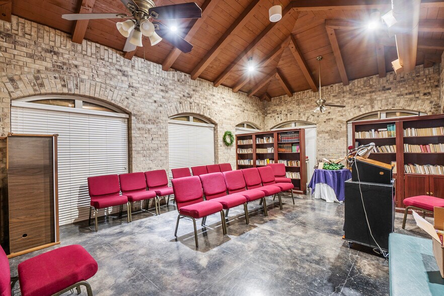 More Photos Of 660 S Zang Blvd, Dallas Office For Lease