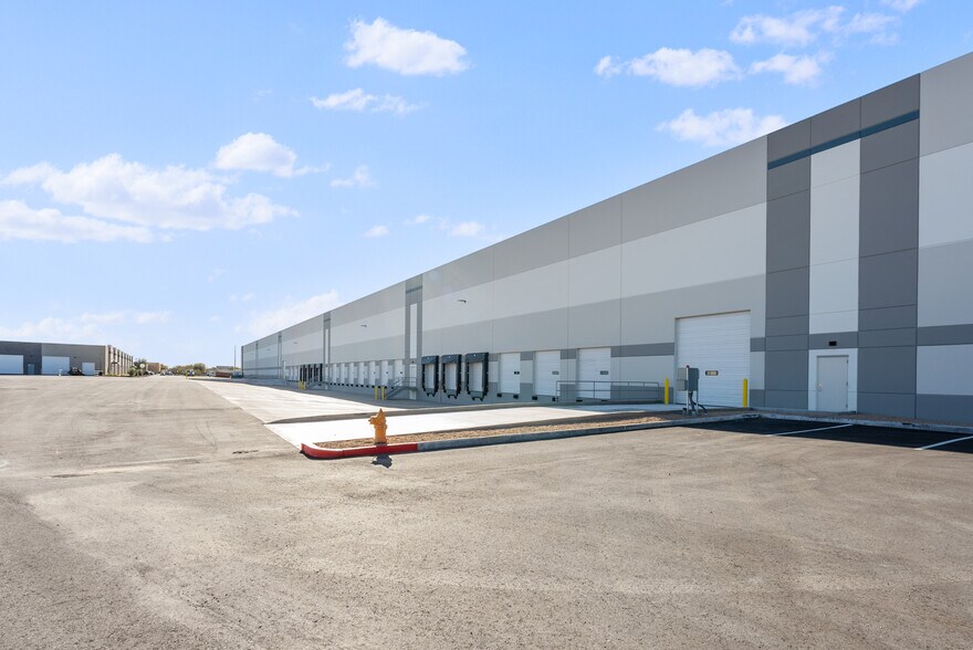 More Photos Of 13550 N Dysart Rd, Surprise Distribution For Lease