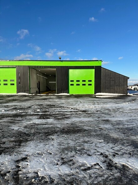 More Photos Of 368 Boul Croisetière N, Saint-jean-sur-richelieu Warehouse For Lease