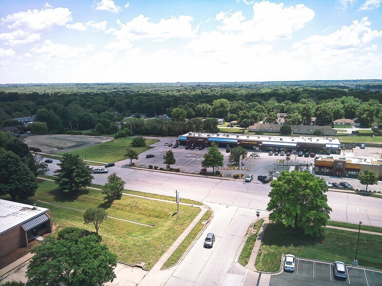 More Photos Of 6101-6305 Main St, Grandview Unknown For Lease