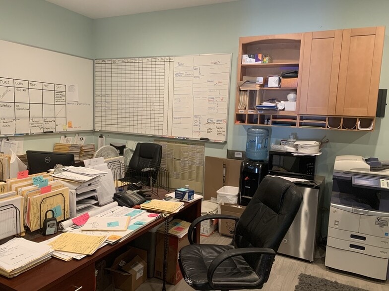 More Photos Of 1575 Cattlemen Rd, Sarasota Showroom For Lease