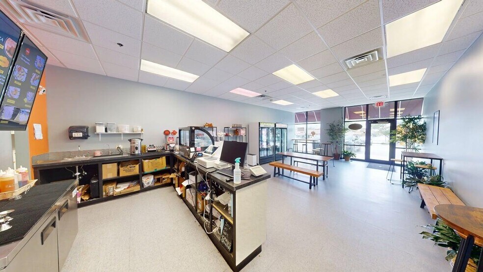 More Photos Of 2557-2575 S 171st St, Omaha General Retail For Lease