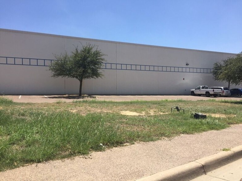 More Photos Of 801 Hallmark Dr, Laredo Warehouse For Lease