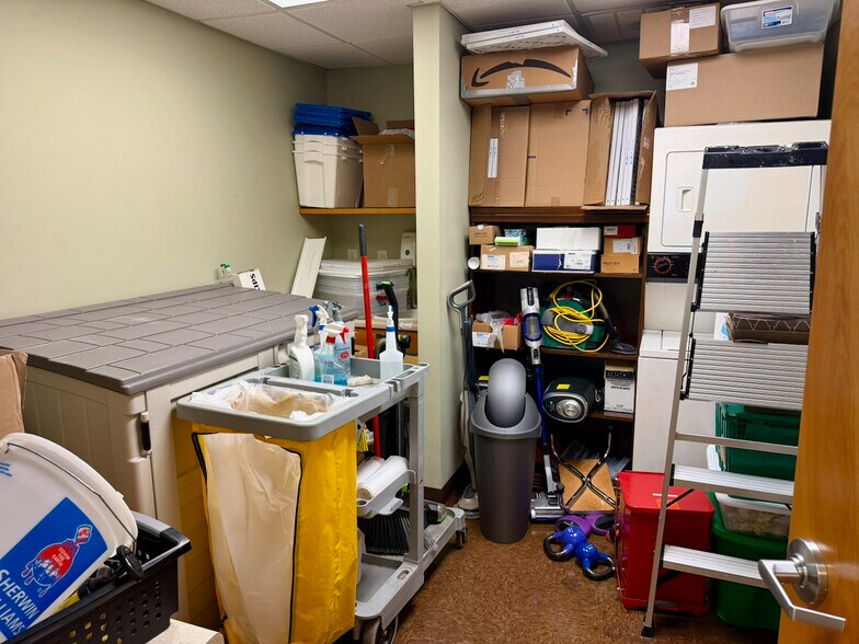 More Photos Of 514 Esther Cut, Fort Walton Beach Office For Sale