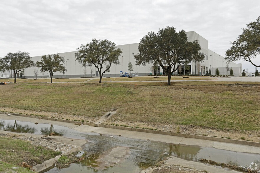 More Photos Of 1613 Hutton Dr, Carrollton Warehouse For Lease