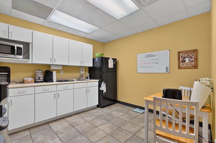 More Photos Of 1567 W Diane St, Ozark Office For Sale