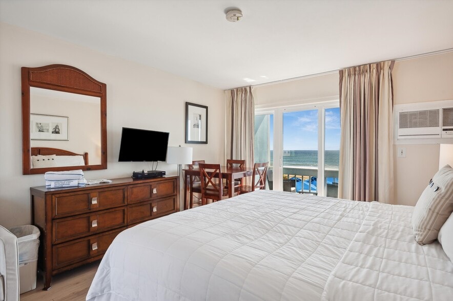 More Photos Of 84 S Emerson Ave, Montauk Hotel For Sale