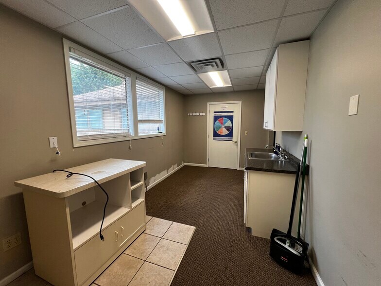 More Photos Of 1000 Ohio Pike, Cincinnati Office For Lease