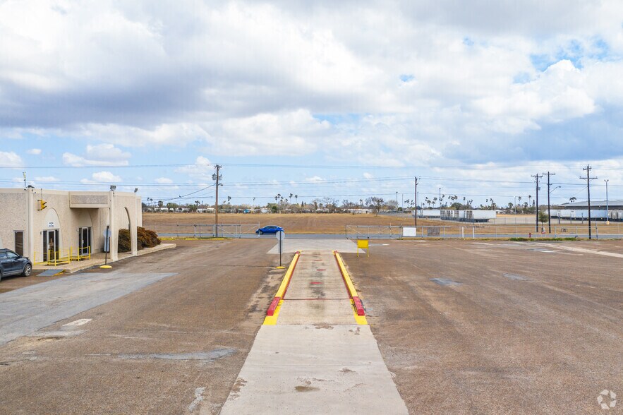 More Photos Of 2300 Vo Tech Dr, Weslaco Distribution For Lease