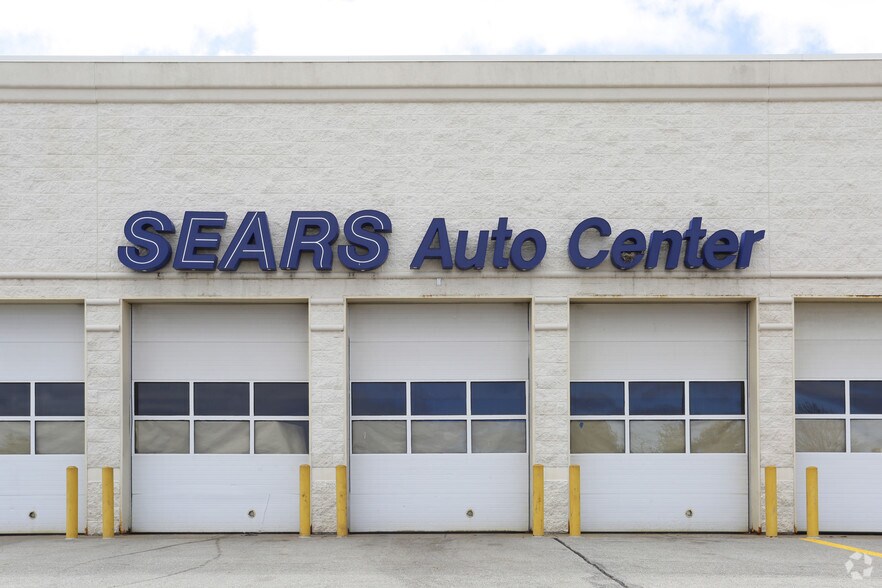 More Photos Of 5600 Harvey St, Muskegon Department Store For Sale