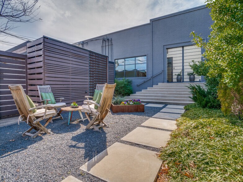 More Photos Of 2323 Farrington St, Dallas Warehouse For Sale
