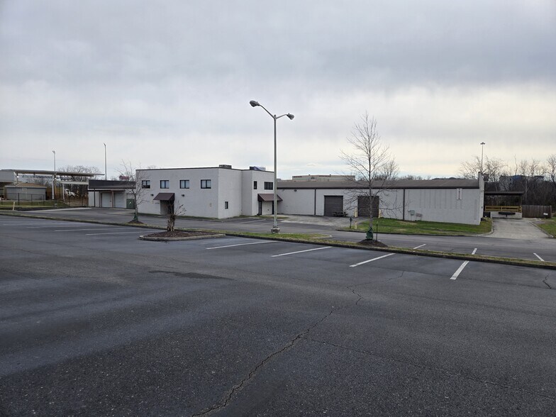 More Photos Of 10720 Lexington Dr, Knoxville Warehouse For Lease