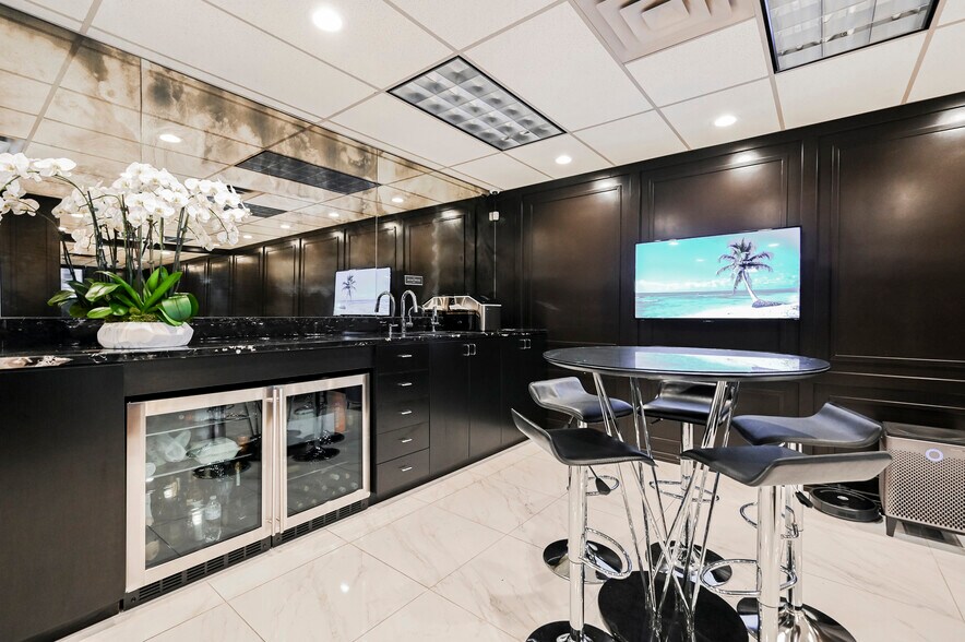 More Photos Of 630 S 3rd St, Las Vegas Office For Sale