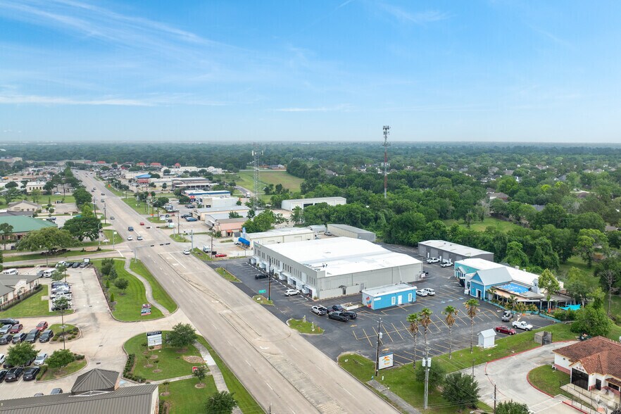 More Photos Of 1331 E Broadway St, Pearland Light Distribution For Lease