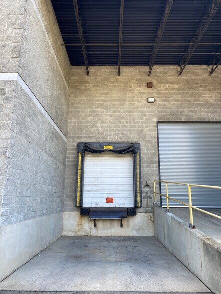 More Photos Of 8 N Corporate Dr, Riverdale Warehouse For Lease