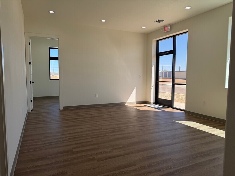 More Photos Of 3204 118th St, Lubbock Flex For Lease