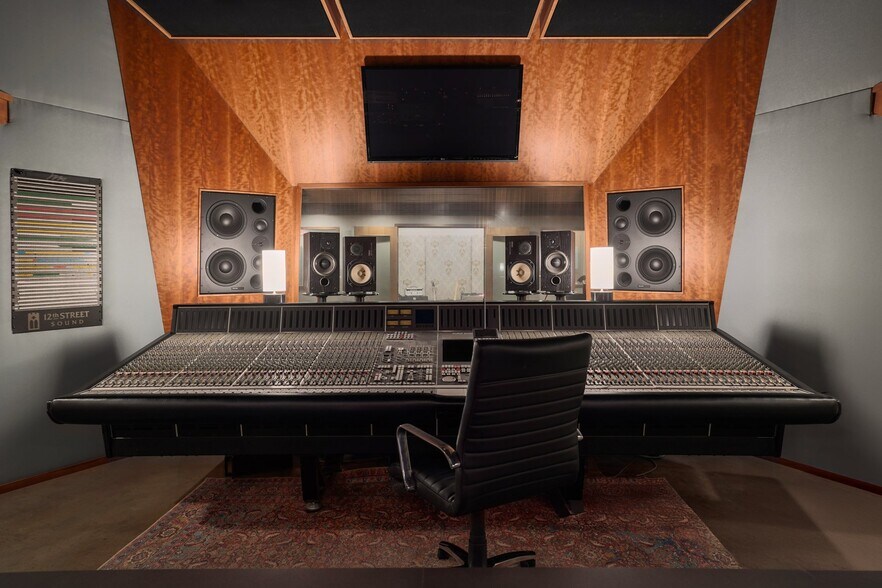 More Photos Of 2205 E 12th St, Austin Movie Radio TVStudio For Sale