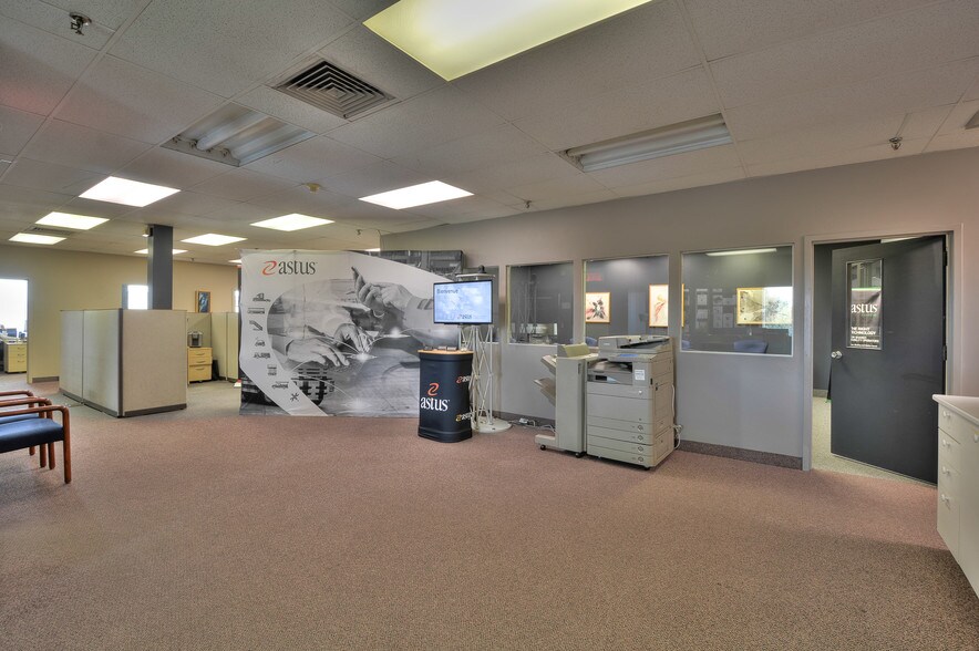 More Photos Of 2396-2400 Rue De La Province, Longueuil Office For Sale