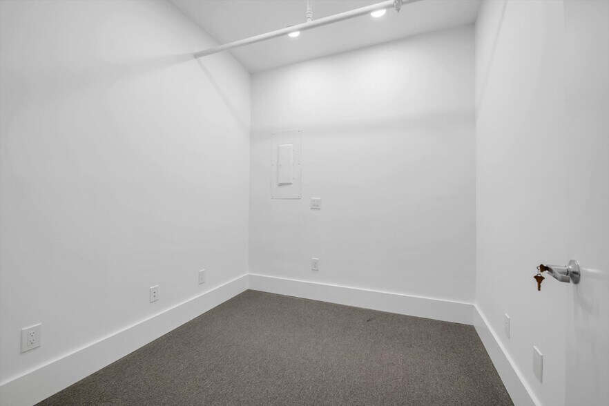More Photos Of 705 Middle Neck Rd, Great Neck Coworking Space
