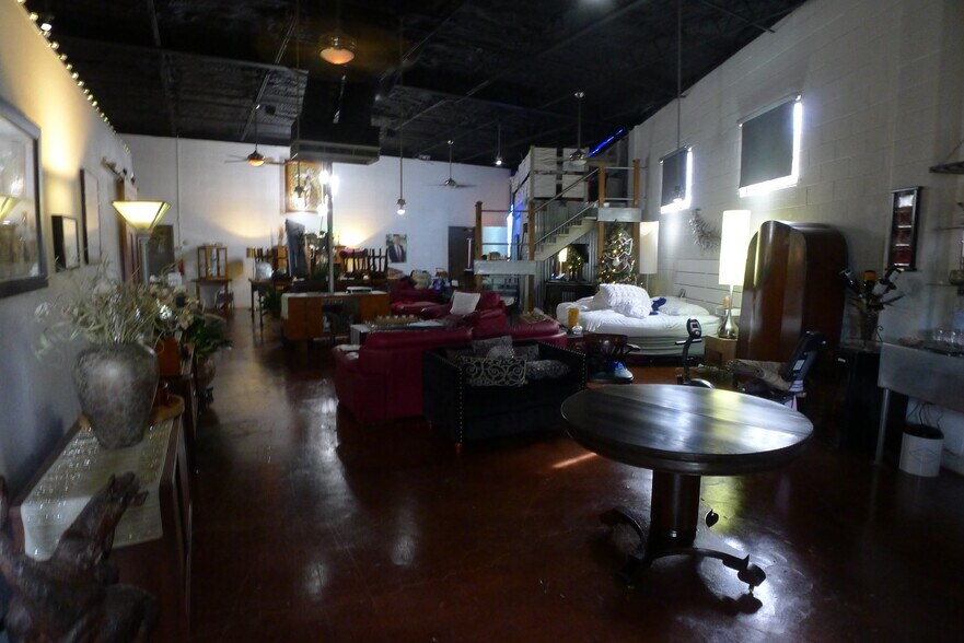 More Photos Of 318-337 W Olmos Dr, San Antonio Freestanding For Sale