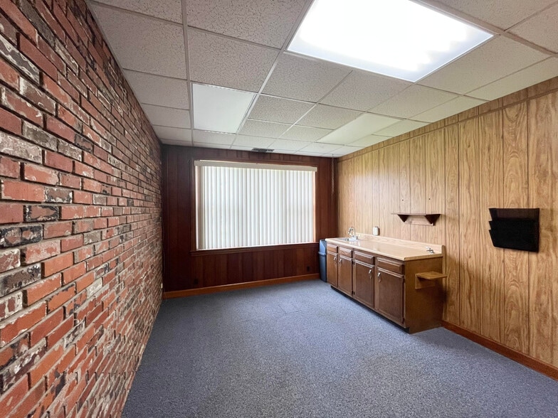 More Photos Of 350 5th Ave, Huntington Medical For Sale