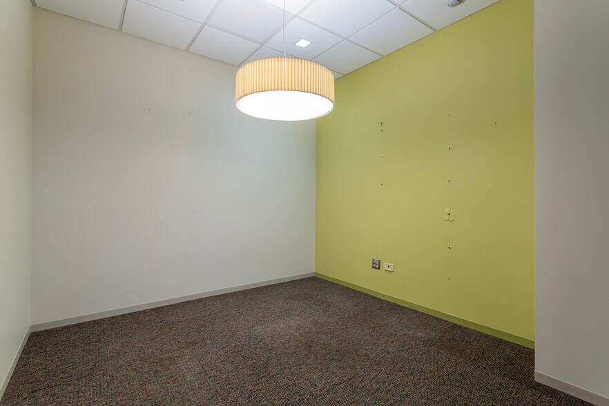 More Photos Of 4 Overlook Pt, Lincolnshire Office For Lease