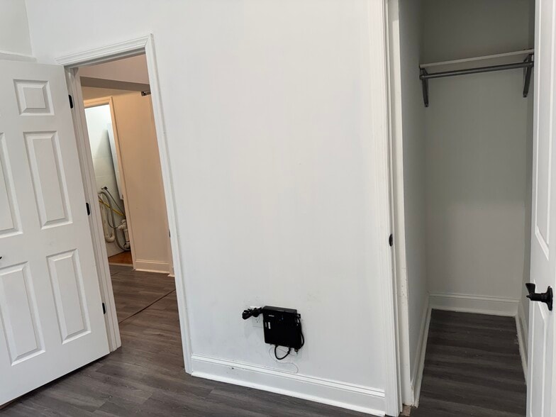 More Photos Of 194 Woodward St, Jersey City General Retail For Lease