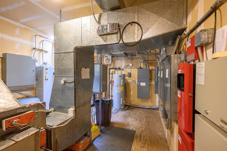 More Photos Of 424 NE Ford St, Mcminnville Office For Sale