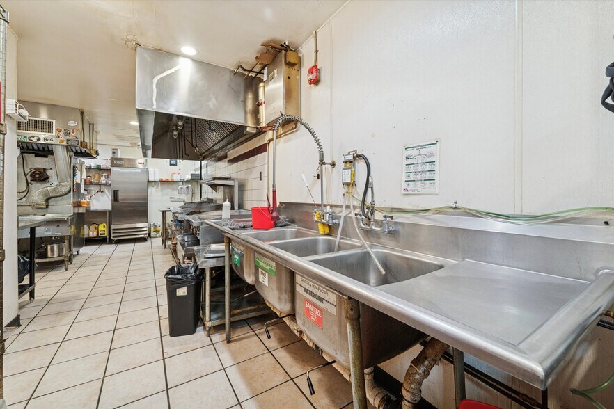 More Photos Of 265 E Township Line Rd, Upper Darby Township Restaurant For Sale