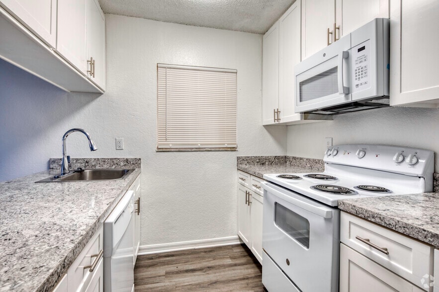 More Photos Of 13009 Kain Palms Ct, Tampa Dormitory For Sale