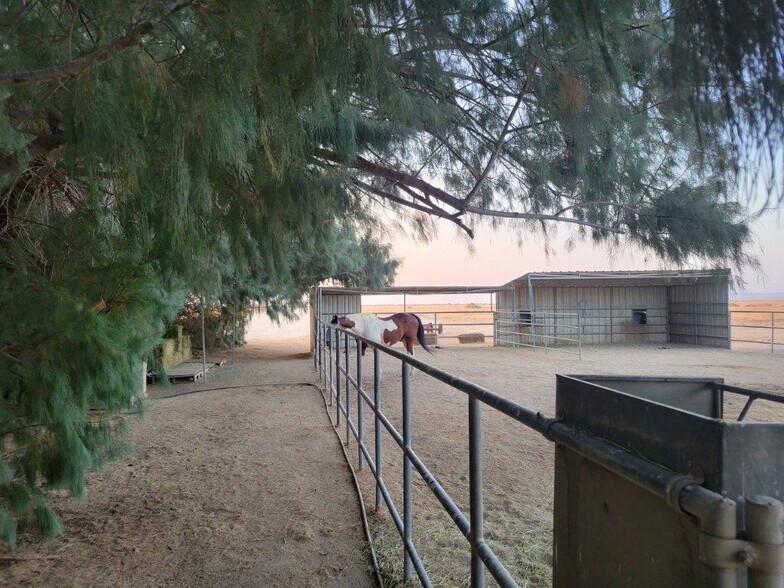 More Photos Of 41614 102nd St E, Palmdale Industrial For Lease