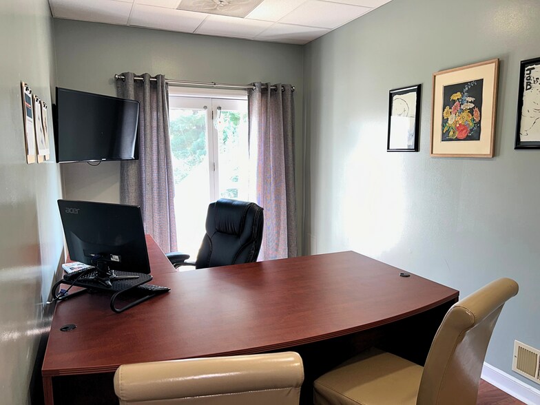 More Photos Of 111 Centerville Rd, Lancaster Office For Lease