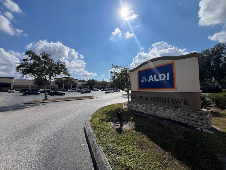 Primary Photo Of 16719 Fishhawk Blvd, Lithia General Retail For Lease