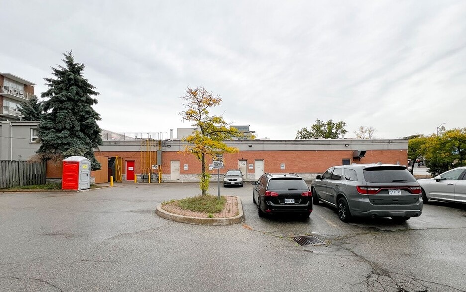 More Photos Of 114 Lakeshore Rd E, Mississauga Storefront For Lease