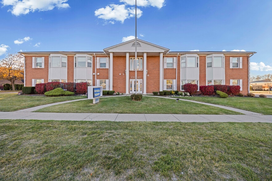 More Photos Of 30521 Schoenherr Rd, Warren Medical For Lease
