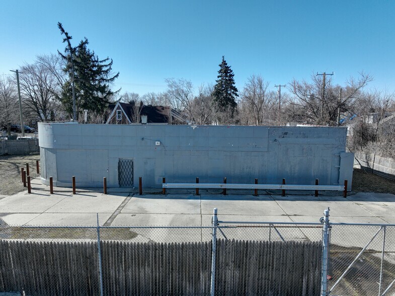 Primary Photo Of 10301 Whittier Ave, Detroit Auto Repair For Sale