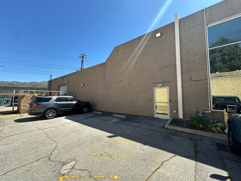 More Photos Of 2070 Floyd St, Burbank Light Manufacturing For Lease