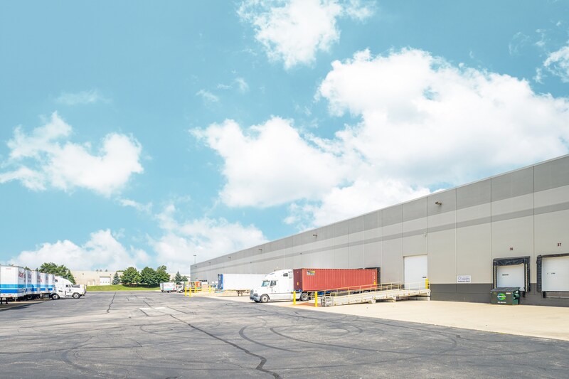 More Photos Of 300 Airport Rd, Elgin Warehouse For Lease