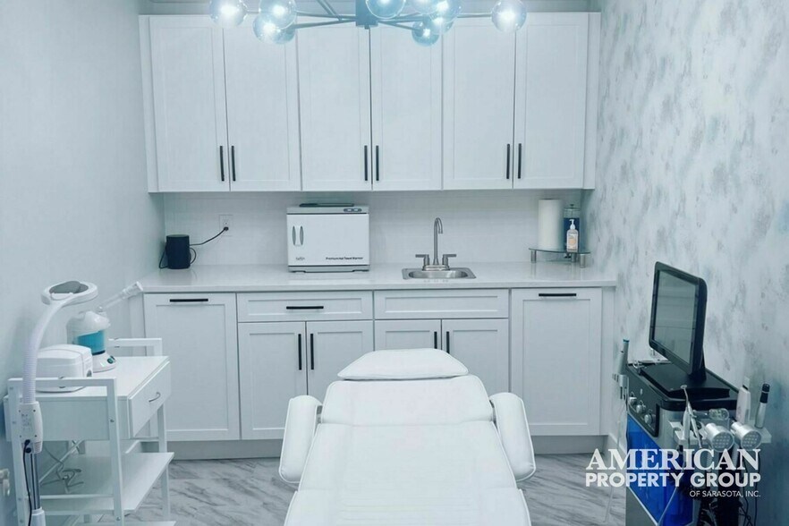 More Photos Of 2345 Bee Ridge Rd, Sarasota Storefront Retail Office For Sale