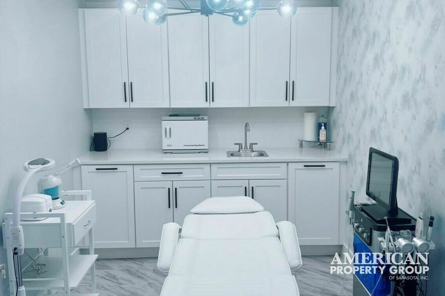 More Photos Of 2345 Bee Ridge Rd, Sarasota Storefront Retail Office For Sale