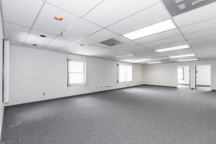 More Photos Of 45 Stiles Rd, Salem Office For Sale