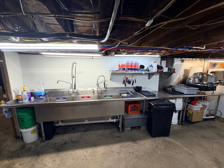 More Photos Of 46 S Leavitt Rd, Leavittsburg Bar For Sale
