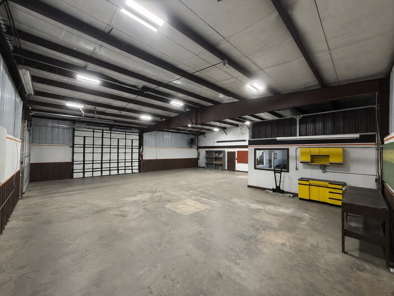 More Photos Of 440 Charmony Frontage Rd, Sterling Warehouse For Lease