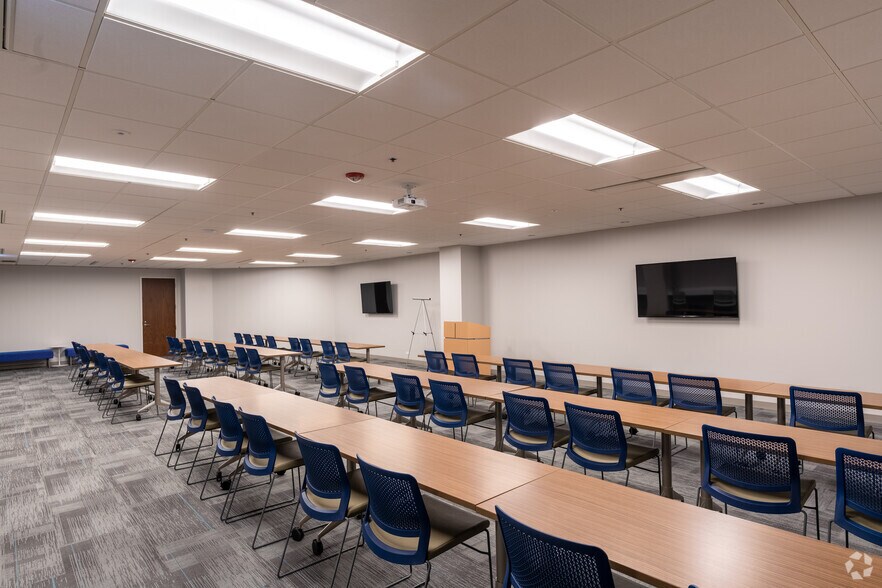 More Photos Of 400 Skokie Blvd, Northbrook Office For Lease