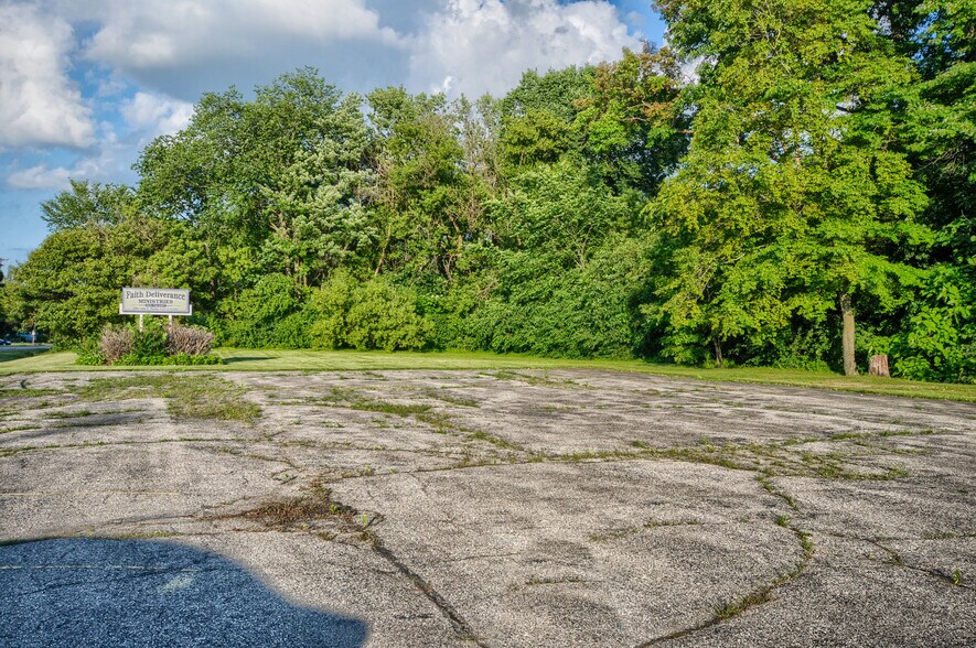 More Photos Of 3306 Lippincott Blvd, Burton Specialty For Sale